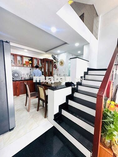 5,8 tỷ xe hơi đổ cửa hiếm đường 38. 4 tầng hbc TĐ. 1 căn ***