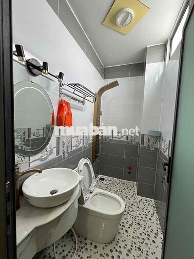 Nhà Sạch Sẻ DT 250m2 1Trệt 3Lầu 4Pn 5Wc Sân Thượng Hẻm Xe Tải