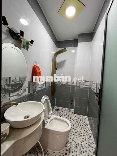 Nhà Sạch Sẻ DT 250m2 1Trệt 3Lầu 4Pn 5Wc Sân Thượng Hẻm Xe Tải