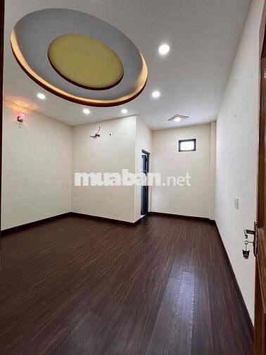 Nhà Sạch Sẻ DT 250m2 1Trệt 3Lầu 4Pn 5Wc Sân Thượng Hẻm Xe Tải