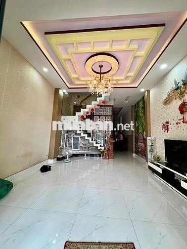 Nhà Sạch Sẻ DT 250m2 1Trệt 3Lầu 4Pn 5Wc Sân Thượng Hẻm Xe Tải
