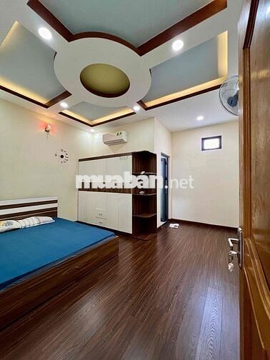 Nhà Sạch Sẻ DT 250m2 1Trệt 3Lầu 4Pn 5Wc Sân Thượng Hẻm Xe Tải