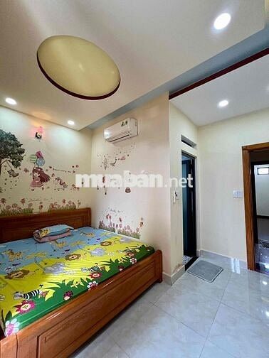 Nhà Sạch Sẻ DT 250m2 1Trệt 3Lầu 4Pn 5Wc Sân Thượng Hẻm Xe Tải