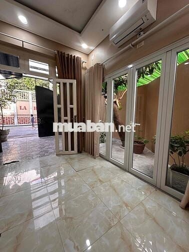 chính chủ cho thuê nhà sân rộng gần chợ Vườn Lài