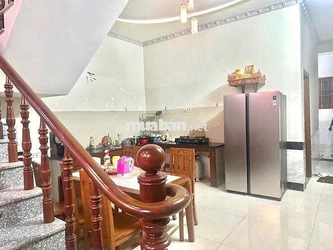 ban nhà 2 tẫng  gan đường thống nhất  p đông hoà dt 5 x20