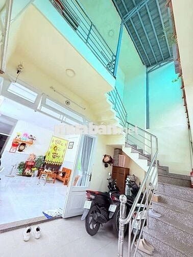 Nhà Đẹp 3 Tầng — Gần Lê Trọng Tấn, Cộng Hòa, (5m x 18m) Đông
