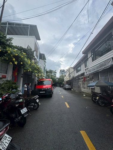 Mặt tiền Dân Chủ, 4m x 16m vuông vức, 5 Tầng, khu vực an ninh, nhà đẹp