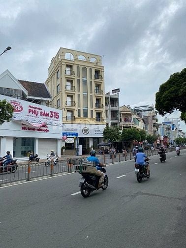 Bán nhà MT Nguyễn Thái Sơn, P.3, GV. DT 11x13m. CN 118m2Giá 37tỷ