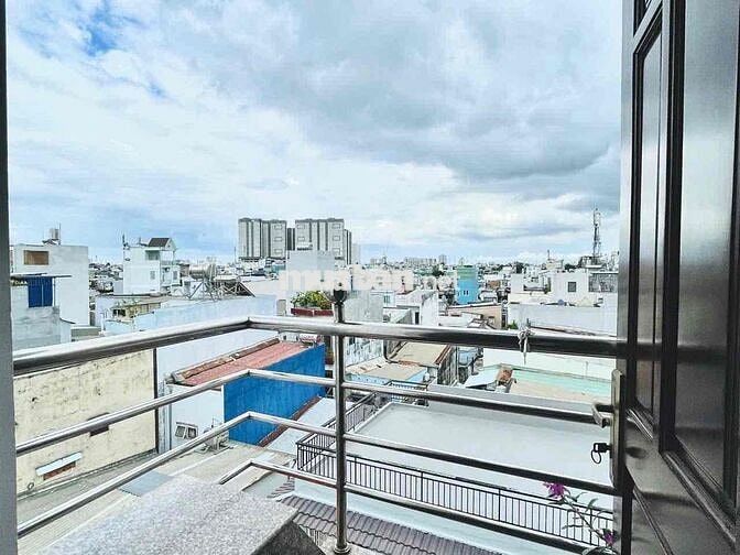 Phòng ban công thang máy giá tốt gần cầu Nguyễn Tri Phương Quận 5
