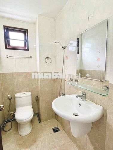 Phòng ban công thang máy giá tốt gần cầu Nguyễn Tri Phương Quận 5