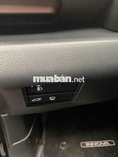 Toyota Innova Cross 2025 lướt, giá tl