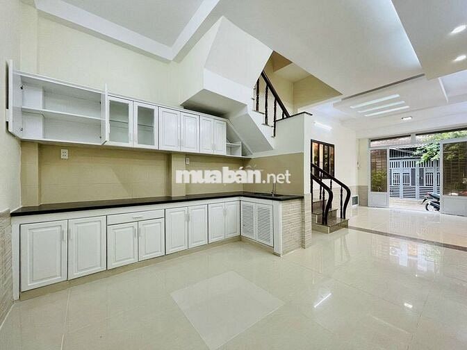Xe hơi 7 chỗ ngủ nhà. Ngay Phạm Văn Đồng (4x15m) nở hậu 4 tầng - 4PN