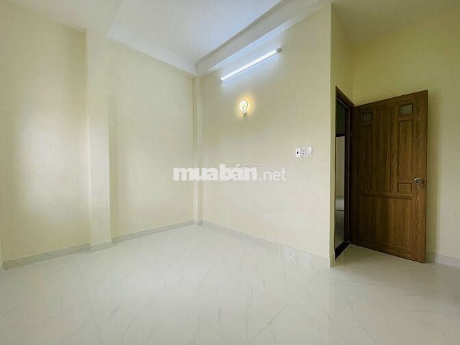 Xe hơi 7 chỗ ngủ nhà. Ngay Phạm Văn Đồng (4x15m) nở hậu 4 tầng - 4PN