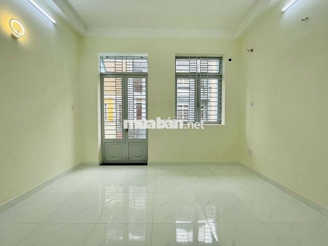 Xe hơi 7 chỗ ngủ nhà. Ngay Phạm Văn Đồng (4x15m) nở hậu 4 tầng - 4PN