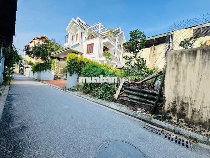 THÔN NHUẾ, KIM CHUNG, ĐƯỜNG THÔNG THẲNG TẮP, Ô TÔ CAMRRY VÀO ĐẤT