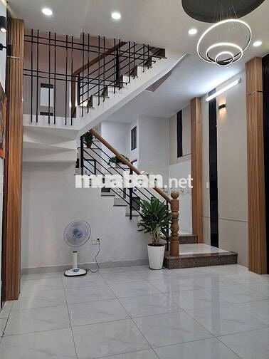 HẠ GIÁ BÁN GẤP NHÀ HẺM XE TẢI THÔNG LẠC LONG QUÂN, 3 TẦNG CỨNG CÁP