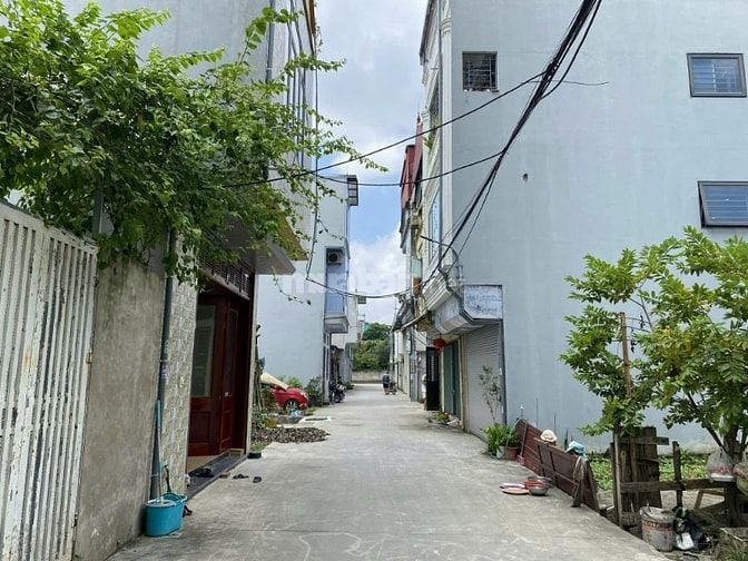Cho thuê nhà 2 tầng 1 tum thôn 3 vạn phúc thanh trì