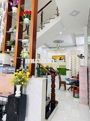 Nhà phố đúc 2 lầu 9 chủ đg oto ngay bv Q12