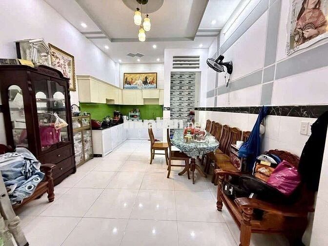 Nhà phố đúc 2 lầu 9 chủ đg oto ngay bv Q12