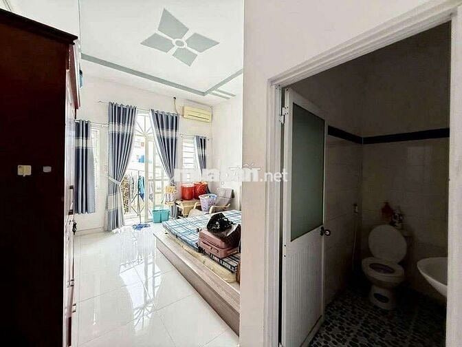 Nhà phố đúc 2 lầu 9 chủ đg oto ngay bv Q12