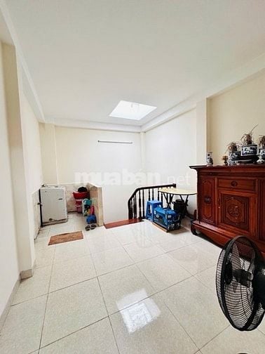 CẦU GIẤY,HIẾM, CÒN SÓT LẠI, 5 TẦNG,4 NGỦ, DT 35M2, PHẢI THẬT NHANH