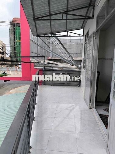 nhà nặt tiền 3tỷ3 cách vòng xoay 30m