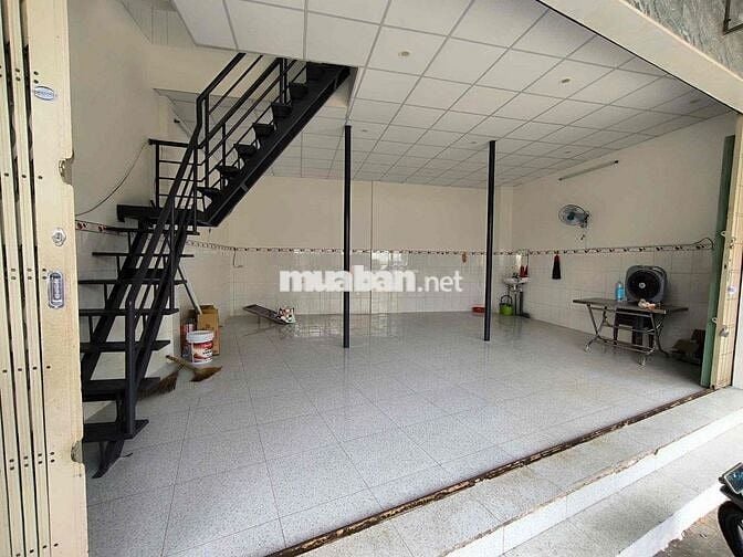 nhà nặt tiền 3tỷ3 cách vòng xoay 30m