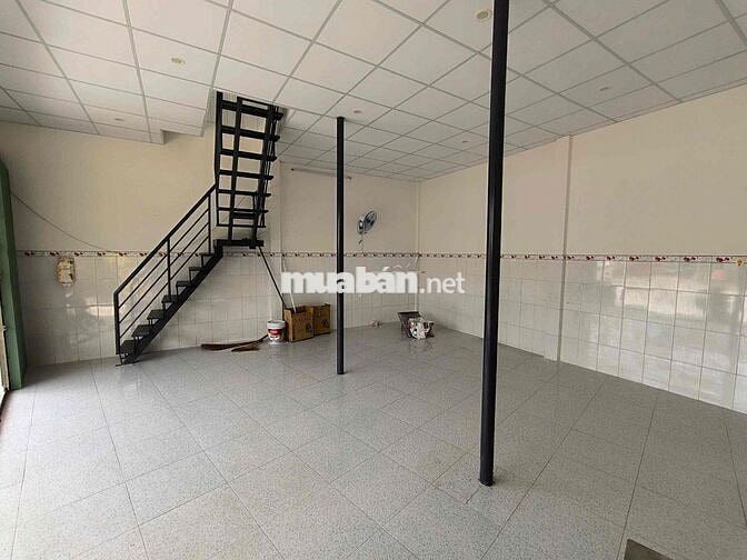 nhà nặt tiền 3tỷ3 cách vòng xoay 30m