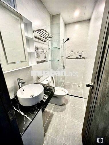 TÒA NHÀ ỐP KÍNH, 5x20m - 24A Hoàng Hoa Thám, P.7, BT - có thang máy