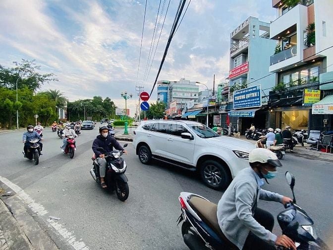 Bán nhà mặt tiền đẹp 5 tầng 549A Tân Sơn P12 Gò Vấp (THANG MÁY 650kg