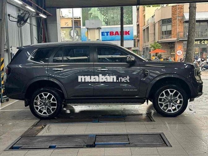 🚗 Ford Everest Titanium 2022 1 cầu đi ít