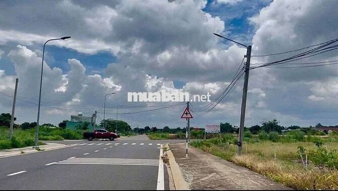 Cần bán lô đất mặt tiền nhựa sẵn...32m .thổ cư có...pháp lý sạch