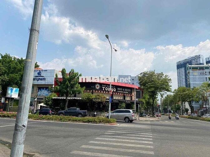 Cho thuê mặt bằng ngay ngã 4 đèn xanh đèn đỏ trung tâm TDM Bình Dương