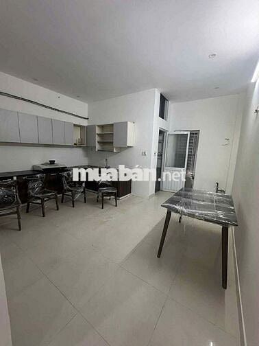 🏩 Cho thuê nhà 2 tầng mt đường Nguyễn Xí, 100m2, 12tr