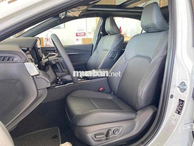 Toyota Camry 2025 2.5HEV TOP màu trắng ngọc trai