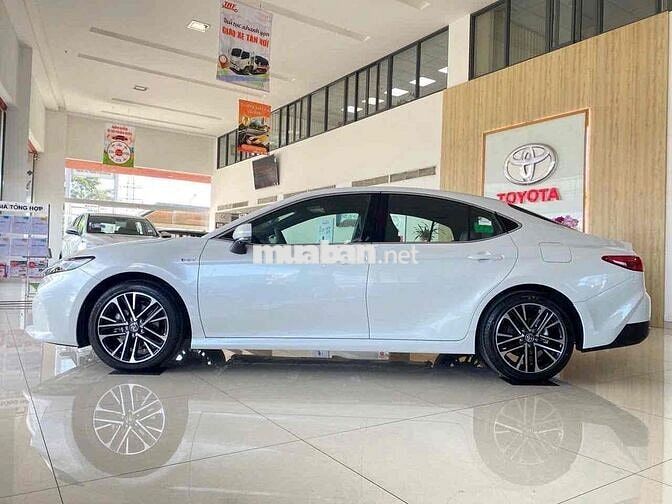 Toyota Camry 2025 2.5HEV TOP màu trắng ngọc trai