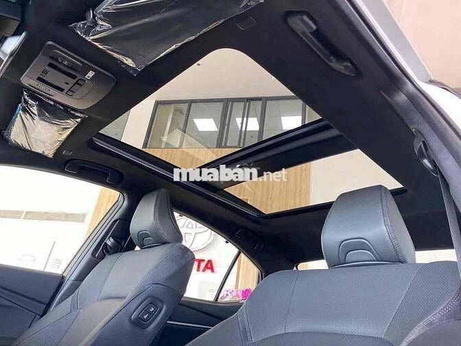 Toyota Camry 2025 2.5HEV TOP màu trắng ngọc trai