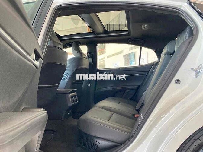 Toyota Camry 2025 2.5HEV TOP màu trắng ngọc trai