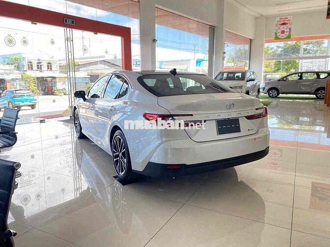 Toyota Camry 2025 2.5HEV TOP màu trắng ngọc trai