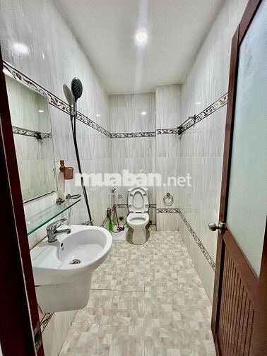 Nhà Sạch Sẻ DT 120m2 1Trệt 1Lầu 2Pn 2Wc Sân Xe Máy Gần Uỷ Ban Phường