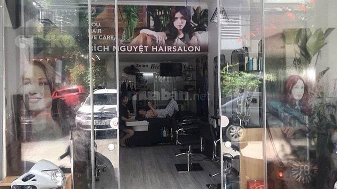Tuyển nữ thợ phụ làm tóc ăn ở tại cửa hàng 