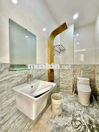 Nhà mới 100% ( 4 x 17 có 3 lầu 5pn 5wc sân thượng)