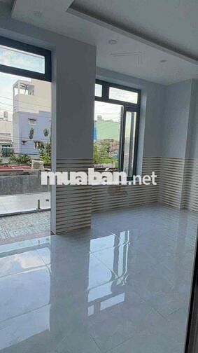 NHÀ NGÃ TƯ GA. TRỆT 2 LẦU BAN CÔNG. 4PN 3WC. SÂN XE HƠI