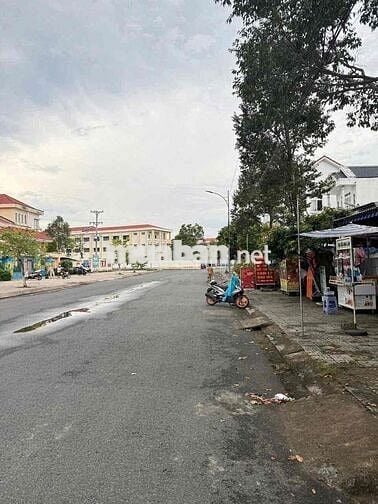 CHO THUÊ NHÀ ĐỐI DIỆN TRƯỜNG HỌC THUẬN TIỆN KINH DOANH