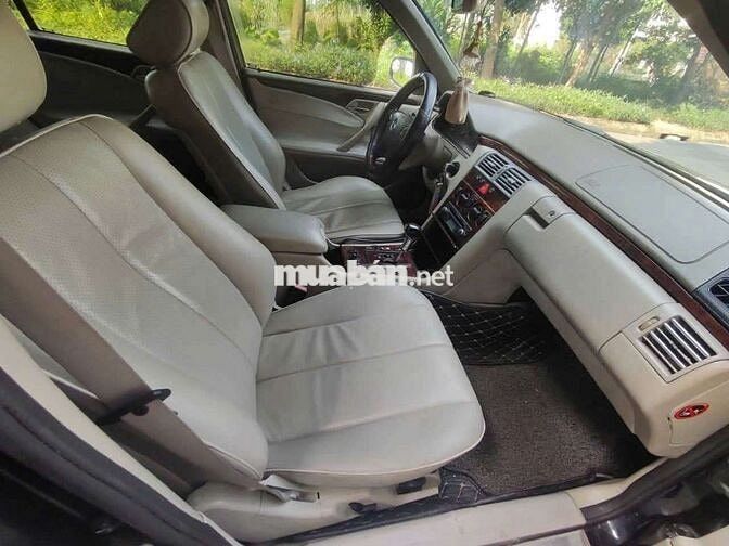 Bán xe mercedes C240 màu đen nội thất kem
