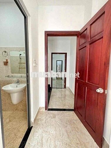 Cho Thuê Nhà Sạch Sẻ DT 180m2 1Trệt 2Lầu 4Pn 4Wc Sân Xe Máy Hẻm Xe Tải