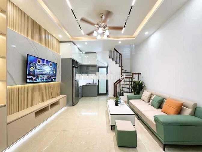 TRUNG TÂM NGÃ TƯ VỌNG - VÀI BƯỚC RA CÁC TRƯỜNG BÁCH KINH XÂY