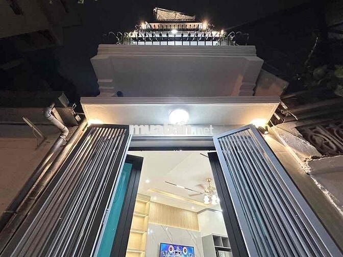 TRUNG TÂM NGÃ TƯ VỌNG - VÀI BƯỚC RA CÁC TRƯỜNG BÁCH KINH XÂY
