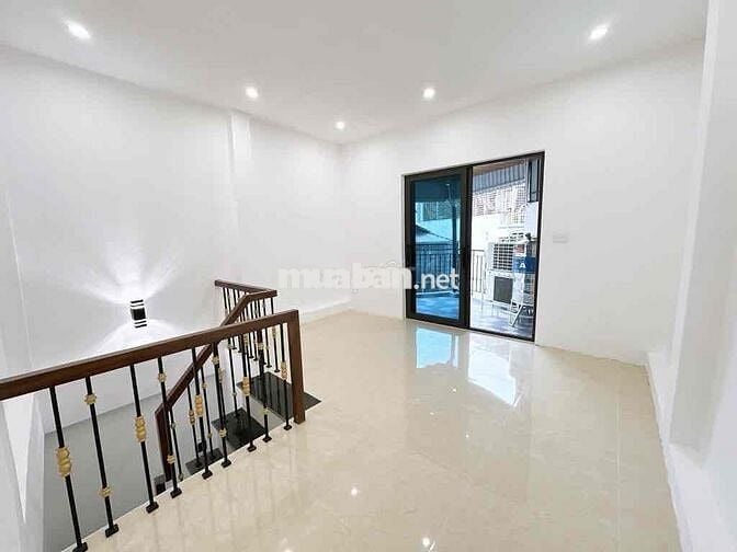 TRUNG TÂM NGÃ TƯ VỌNG - VÀI BƯỚC RA CÁC TRƯỜNG BÁCH KINH XÂY