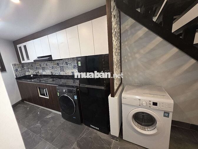 Cho thuê căn hộ 1 ngủ gác mái . Ngõ 445/17 Lạc Long Quân .Tây Hồ